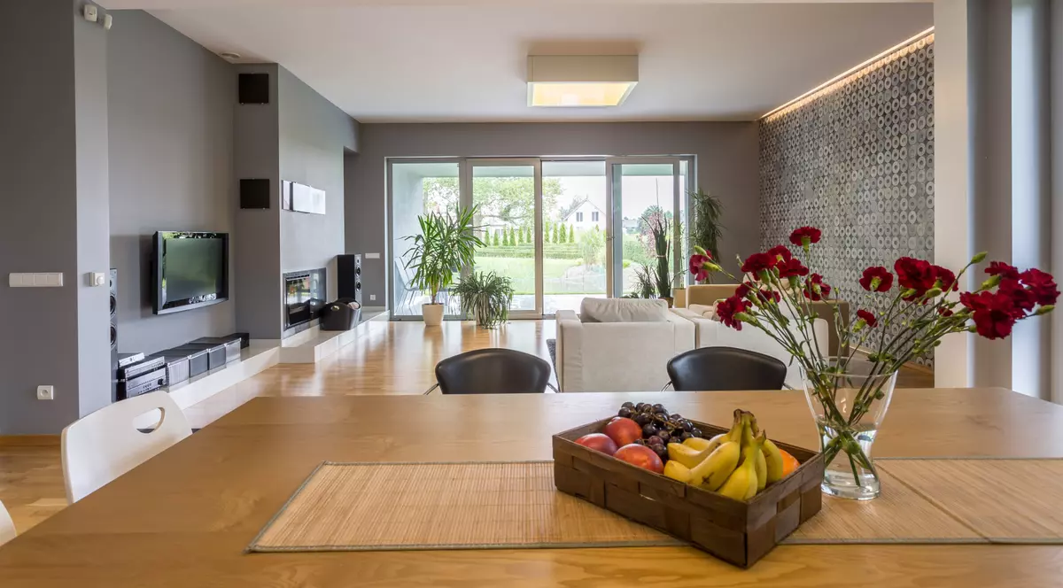 Reduceri în oferta „Stock Busters” de la eMAG, astăzi, 11 octombrie - Imagin dintr-un livingul spaţios şi elegant al unei case, în care se pot observa, pe lângă mobilier, dotări multimedia, printre care televizor şi boxe audio