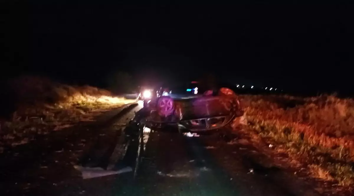 Un tânăr de 18 ani a murit, iar prietena acestuia, în vârstă de 17 ani, este în stare critică în urma unui grav accident rutier produs în apropiere de Bârlad. Șoferul  nu avea permis