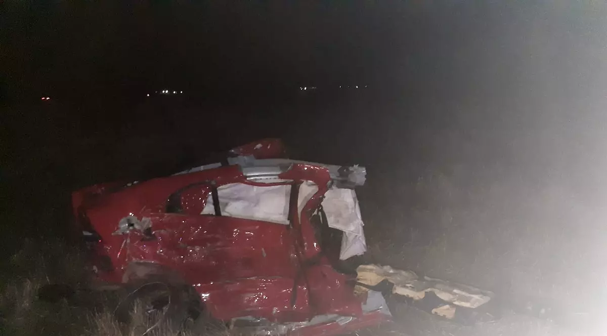 Mașină ruptă în două de un camion plin cu cartofi, în Prahova. Un tânăr de 25 de ani a murit pe loc