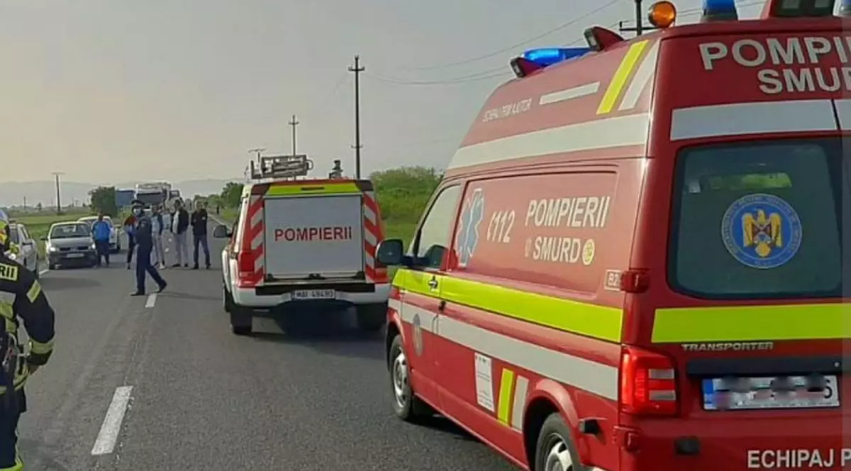 Ambulanţă SMURD implicată într-un accident în Vrancea. Trei persoane au fost rănite, printre care doi paramedici