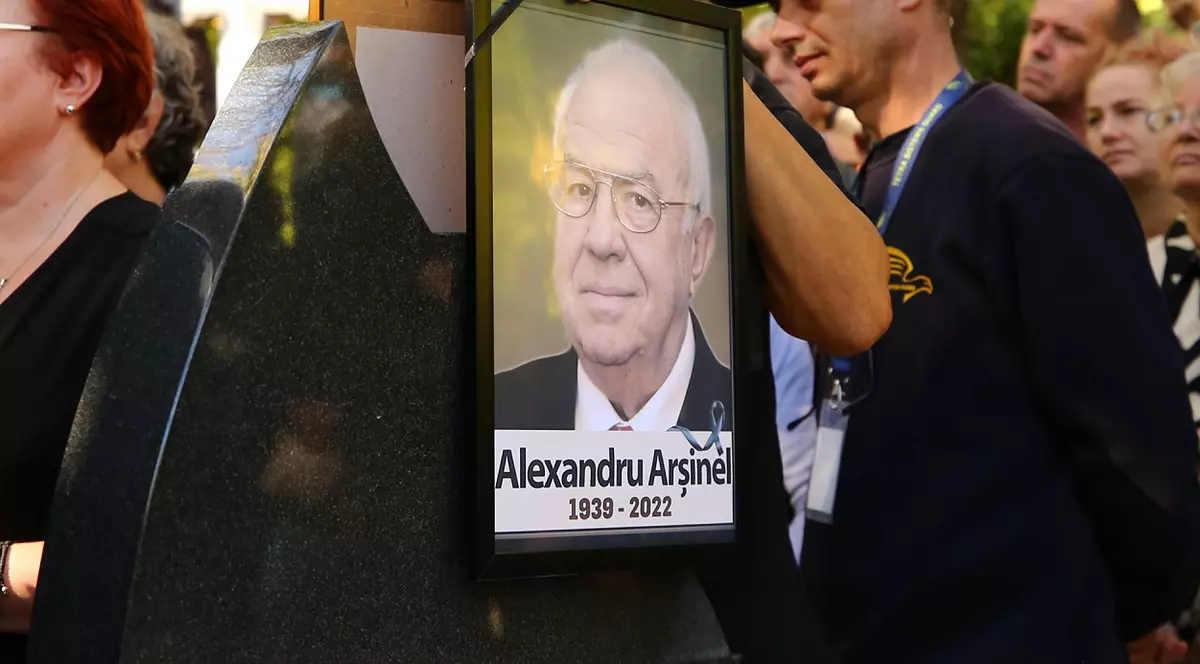 Alexandru Arşinel a fost înmormântat duminică la Cimitirul Bellu. 300 de persoane l-au condus pe actor pe ultimul drum