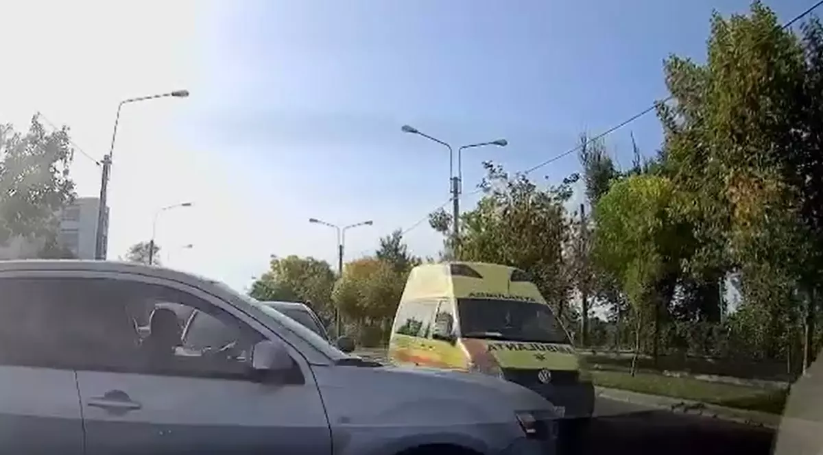 Ambulanță filmată când lovește o mașină, circulând pe contrasens cu girofaruri și fără semnal acustic, pe strada Petricani, în București