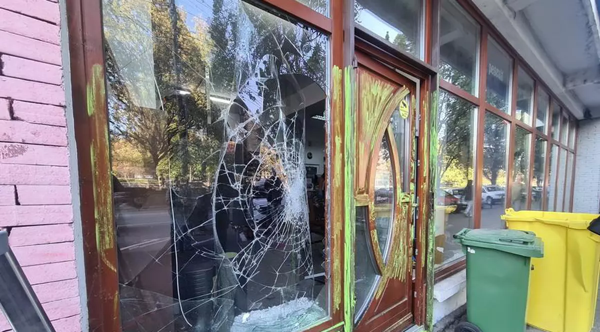 Spargere la un magazin de arme din Oradea. Hoțul a spart geamul cu o piatră și a furat mai multe pistoale airsoft