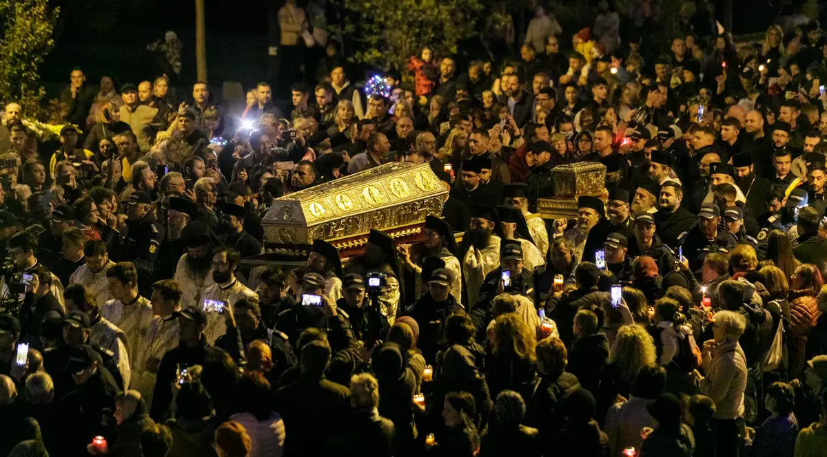 După doi ani cu restricții, moaștele Sfintei Parascheva au fost plimbate din nou prin Iași. „Ne întâlnim cu prieteni pe care nu i-am mai văzut dinainte de pandemie”