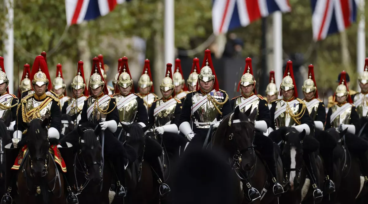 Un soldat în vârstă de 18 ani, care a însoțit sicriul reginei în timpul procesiunii funerare, a fost găsit mort într-o cazarmă din Londra