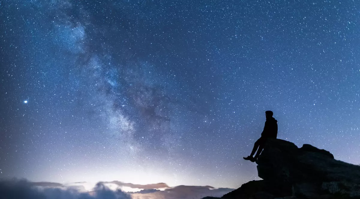 Ce înseamnă când te visezi căzând în gol