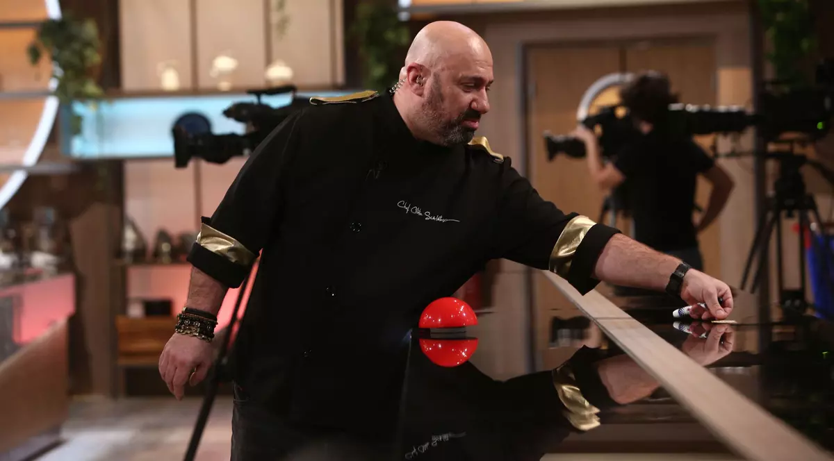 Cine sunt cei patru concurenți care intră în competiția „Chefi la cuțite”. Reacția celor trei jurați