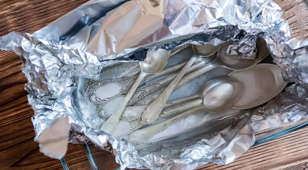 De ce să pui folie de aluminiu în mașina de spălat vase 