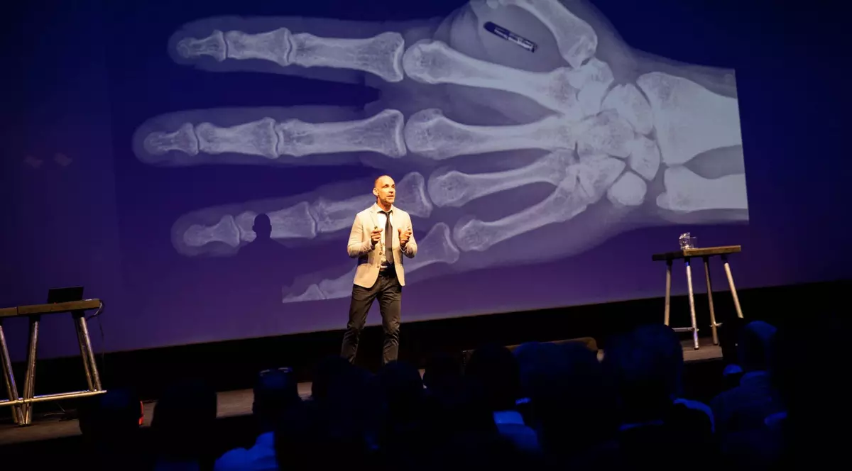 Cum vede viitorul olandezul care și-a implantat două cipuri în mână: de la „roșii culese de roboți” la ședințe în realitatea virtuală