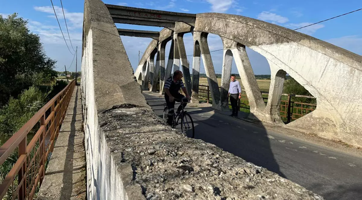 Se închide circulația pe un pod de lângă Lugoj, după ce a crăpat structura de rezistență