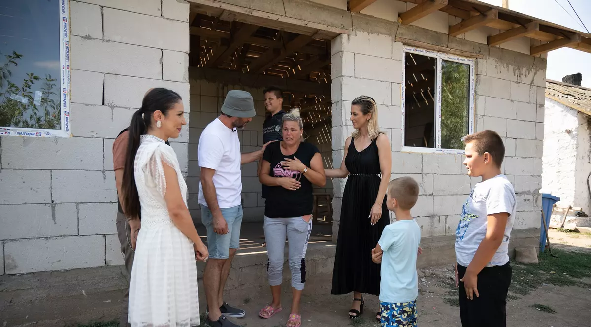 Povestea emoționantă a unei mame cu trei copii de la „Visuri la cheie”. Locuiesc într-un grajd: „Au început bătăile tot mai des”