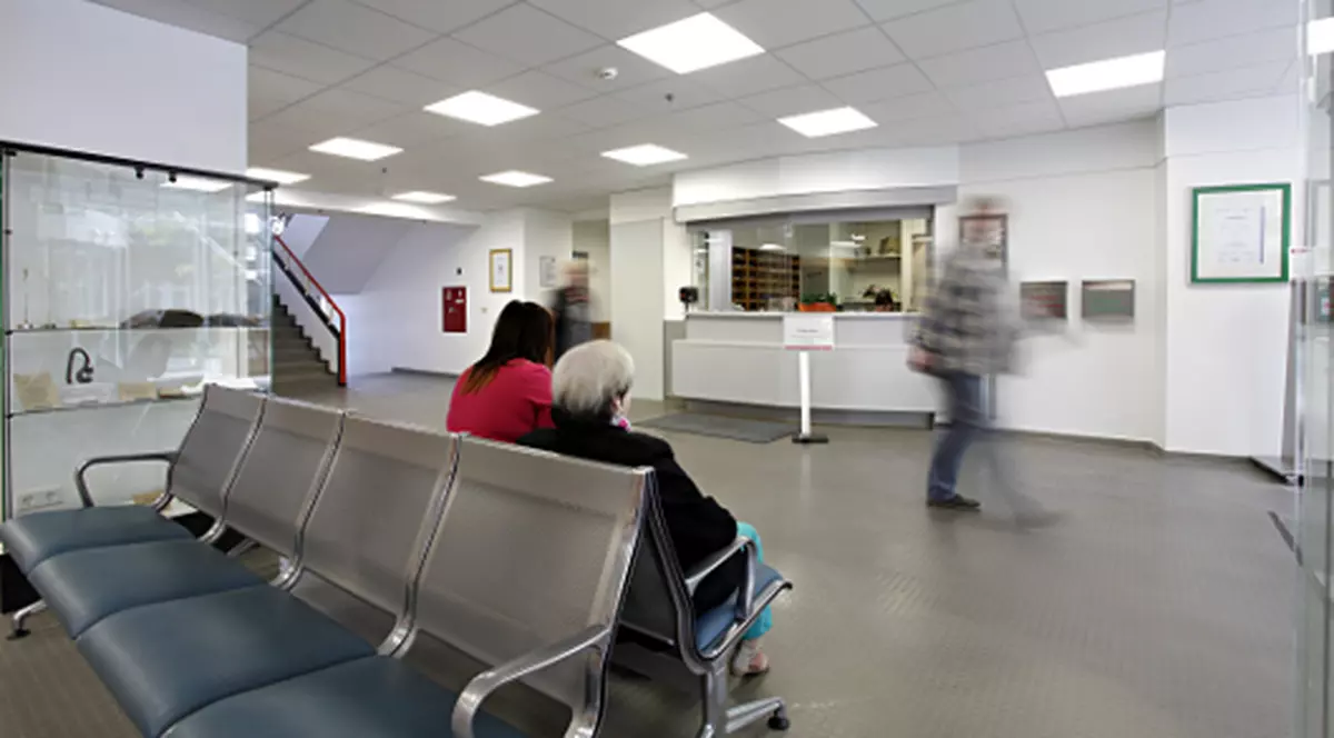 Bărbat deghizat în medic a agresat sexual pacienții unei clinici din Germania. Poliția i-a difuzat portretul-robot