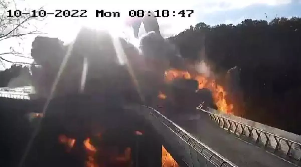 „Podul Klitschko” din Kiev, lovit de o rachetă. Momentul exploziei, surprins de camere