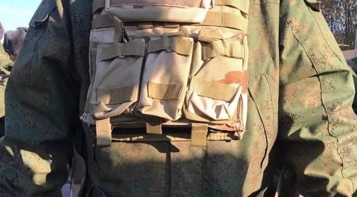 Imagini cu recruți ruși „echipați” cu veste de airsoft pentru copii și căști de plastic, difuzate de familiile soldaților