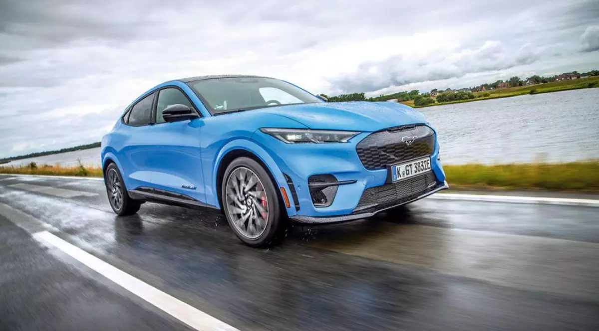 Pe scurt, până unde poate să ajungă o mașină electrică pe autostradă?