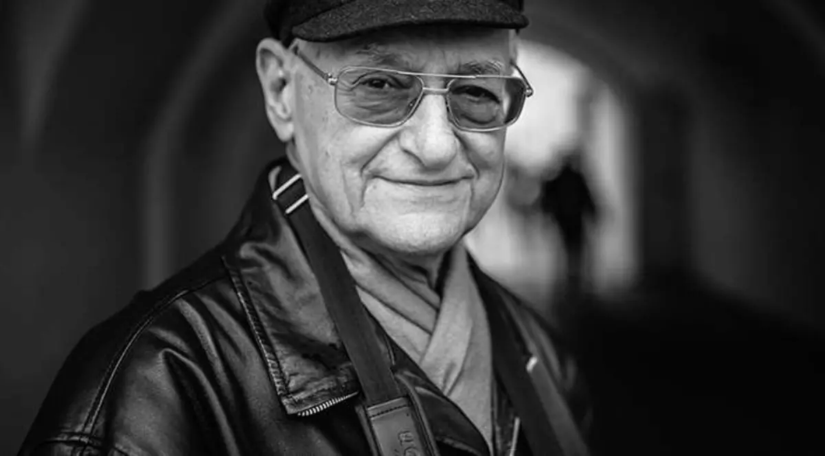 Fotograful Sibiului a murit după 60 de ani de presă: „Eu nu sunt un paparazzi. Dacă merg la plimbare pe o stradă și e o poartă de fier, iese un cap de floare, eu mă opresc și fac poze”