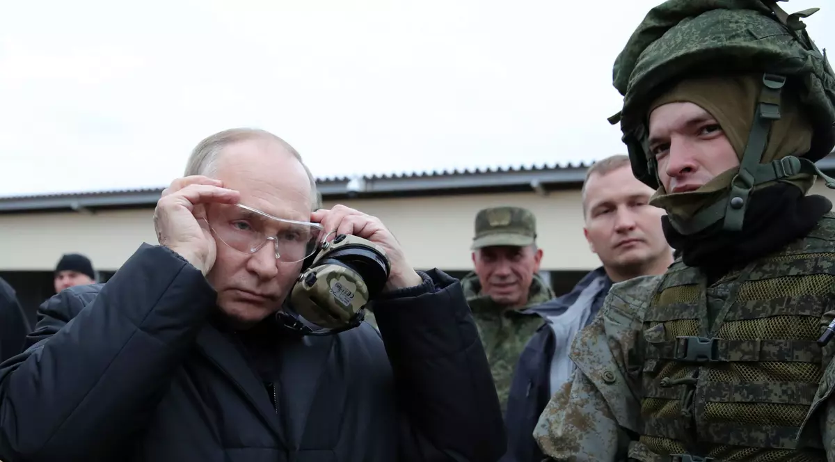 Putin i-a vizitat pe un teren de antrenament pe soldații recent mobilizați. Președintele rus a tras cu o armă automată într-un poligon