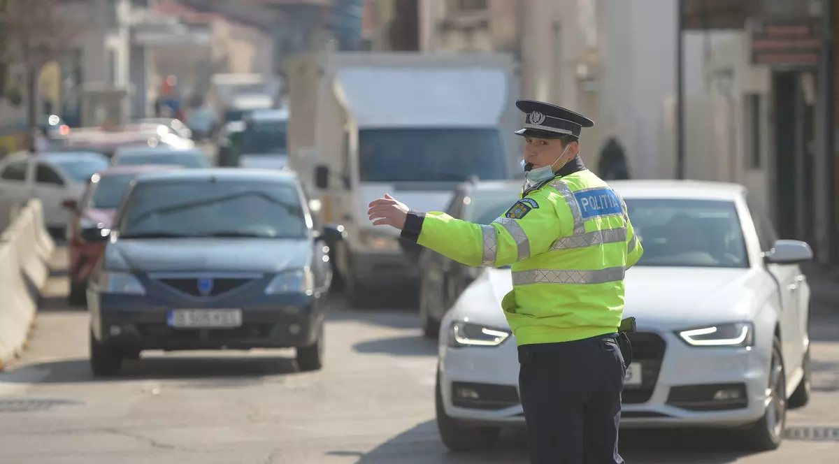 Tânărul care a furat o mașină a Poliției din Sibiu și s-a dat drept polițist, arestat pentru 30 de zile