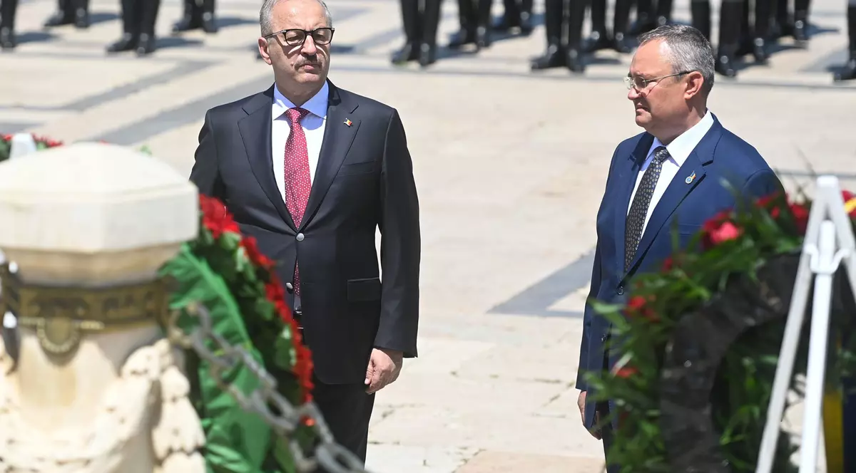 Nicolae Ciucă, întrebat dacă îl remaniază pe Vasile Dîncu: „Îl aștept să revină în țară”