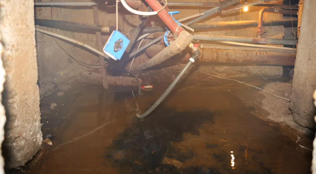 Agentul termic, pârâu în subsolul blocului în loc de căldură în apartamente