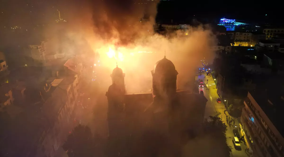 Incendiu la Arhiepiscopia Tomisului din Constanța. A luat foc mansarda, o turlă s-a prăbușit - VIDEO