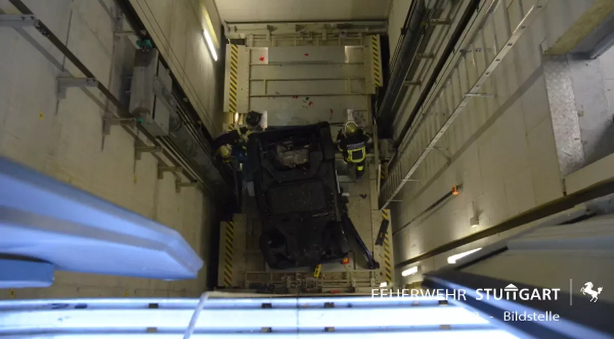 Mașină căzută pe plafon, 10 metri, în casa liftului, în Germania. Șoferița a scăpat miraculos