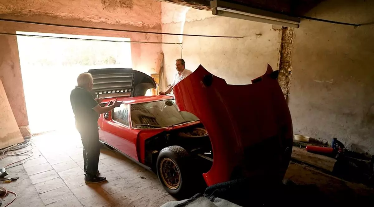 Primul model de supercar din istorie, „uitat” într-un garaj de 20 de ani, a fost scos la vânzare. Cât costă mașina fabricată acum 53 de ani