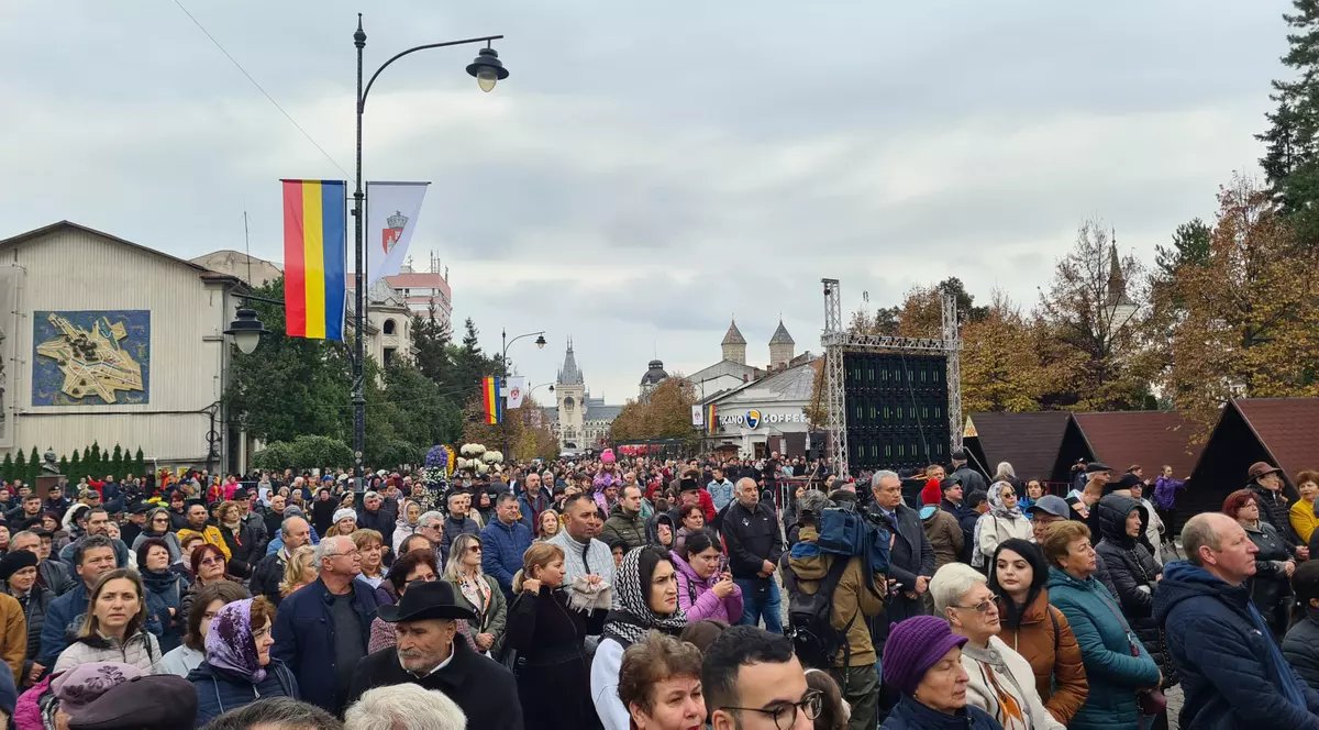 Record de pelerini la moaştele Sfintei Parascheva. Peste 200.000 de oameni s-au închinat până vineri la raclă