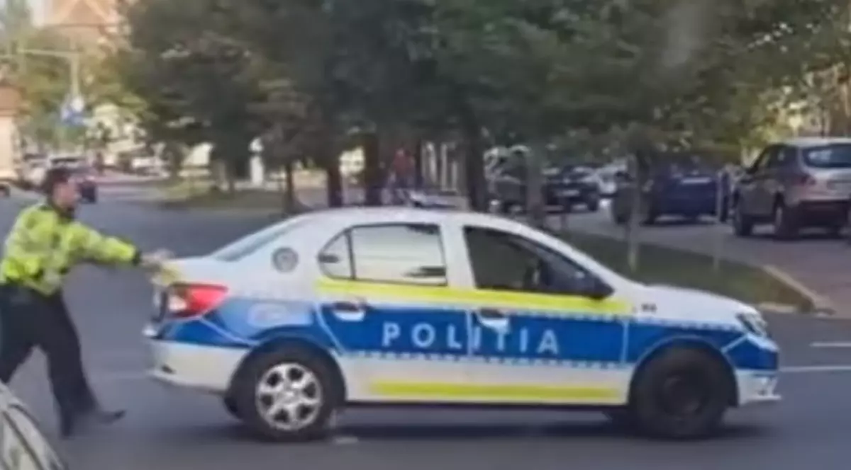 Doi poliţişti, filmați când împing maşina de serviciu: „Tot întreba lumea de ce avem nevoie de autoturisme noi”
