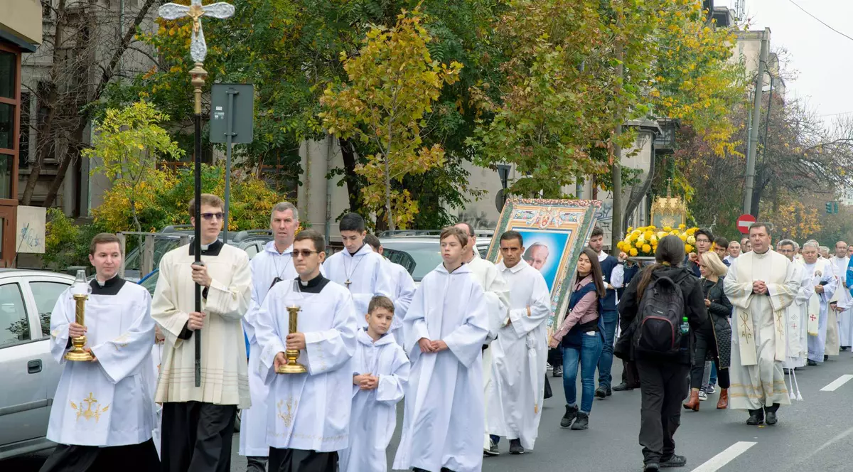 Procesiune cu relicva Sfântului Papă Ioan Paul al II-lea pe străzile Capitalei, duminică