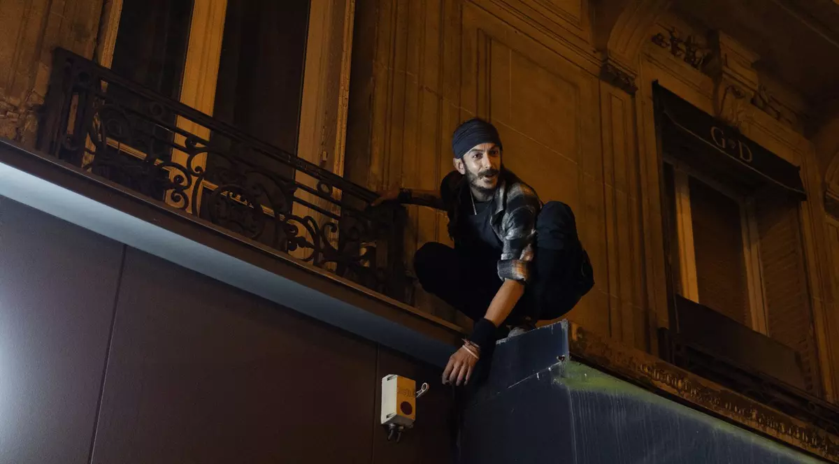 Practicanții de parkour sting luminile magazinelor din Franța, pentru a face economie la energie