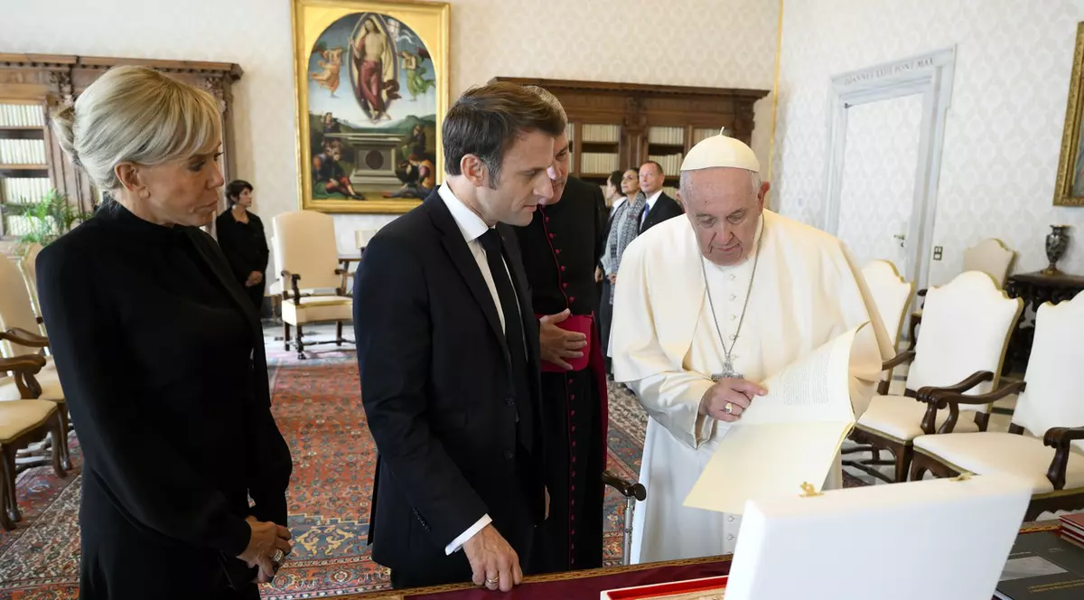 Emmanuel Macron s-a întâlnit cu Papa Francisc și a discutat despre conflictul din Ucraina cu oficiali de la Vatican