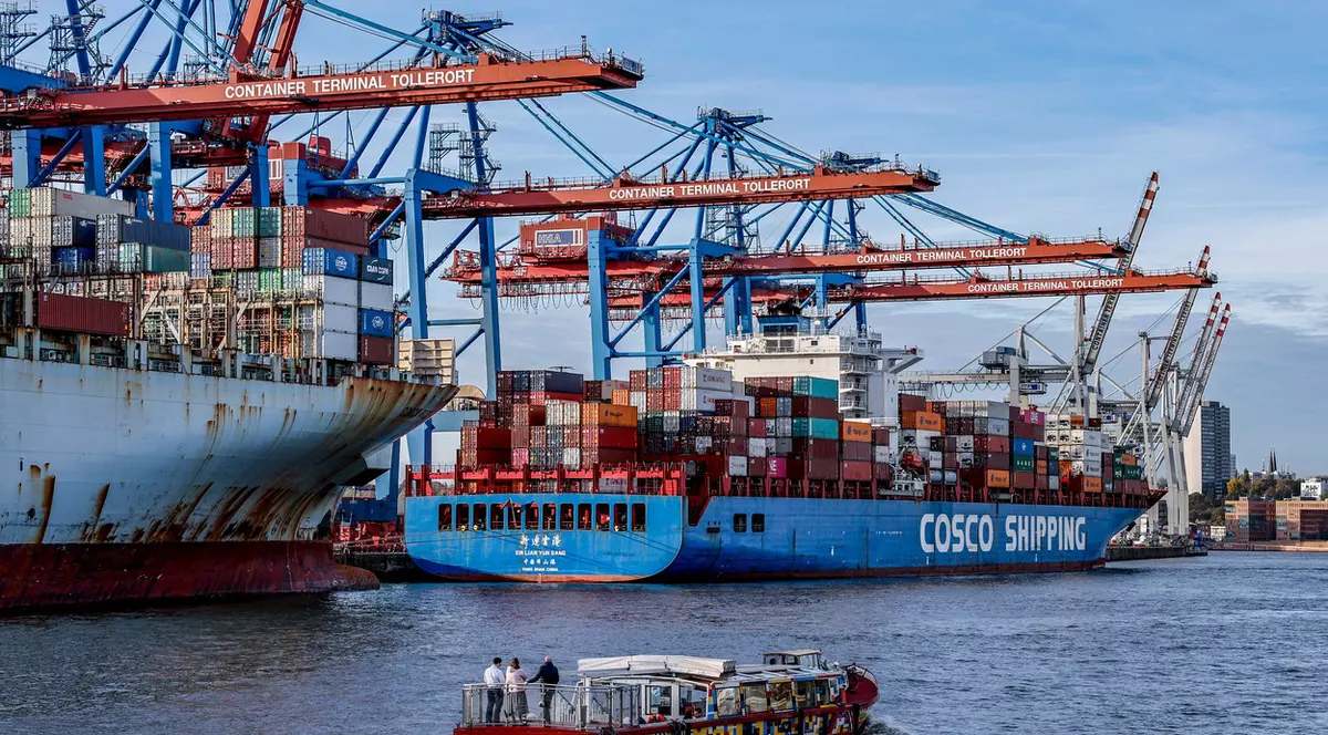 Germania aprobă controversata vânzare a unui terminal din portul Hamburg către grupul chinez Cosco