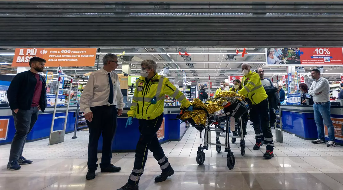 Un fotbalist de la Arsenal, rănit într-un atac cu cuțitul, lângă Milano. Casierul unui supermarket a fost ucis de atacator