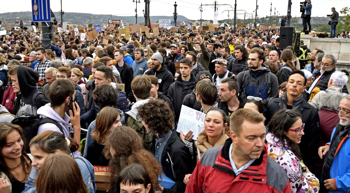 Protest la Budapesta în sprijinul profesorilor. A fost cea mai mare demonstrație antiguvernamentală de când Orban a obținut noul mandat de premier
