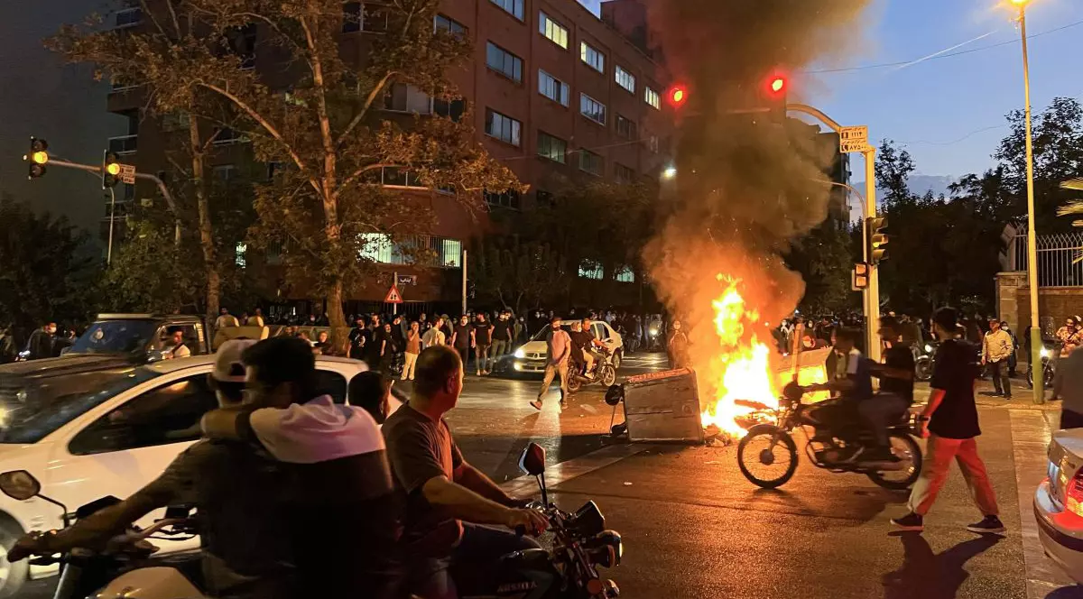 „Moarte dictatorului!”. Protestele radicale din Iran se extind și amenință regimul, în ciuda represiunii care a ucis aproape 200 de oameni