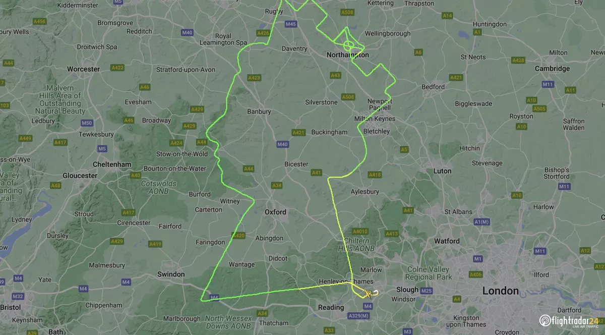 Omagiu inedit pentru regina Elisabeta a II-a. O femeie pilot i-a desenat profilul pe o hartă radar, printr-un zbor de două ore