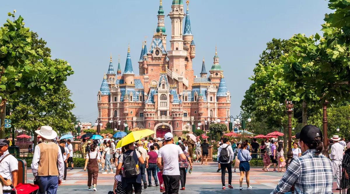Parcul tematic Disney din Shanghai, închis din cauza COVID. Vizitatorii au rămas în interior