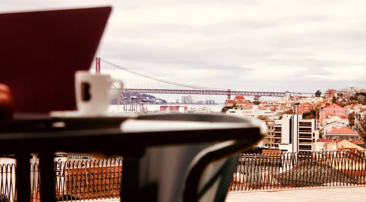 „Portugalia este următoarea Californie”. Angajații care lucrează la distanță pot aplica pentru noile vize destinate „nomazilor digitali”