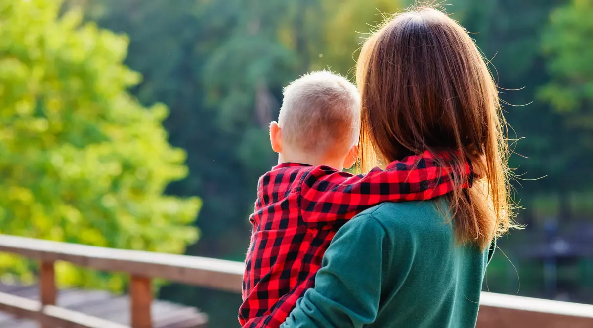 Acuzată de răpire internațională, o mamă româncă este obligată de instanță să-și trimită copilul în Marea Britanie: „Doar peste cadavrul meu”