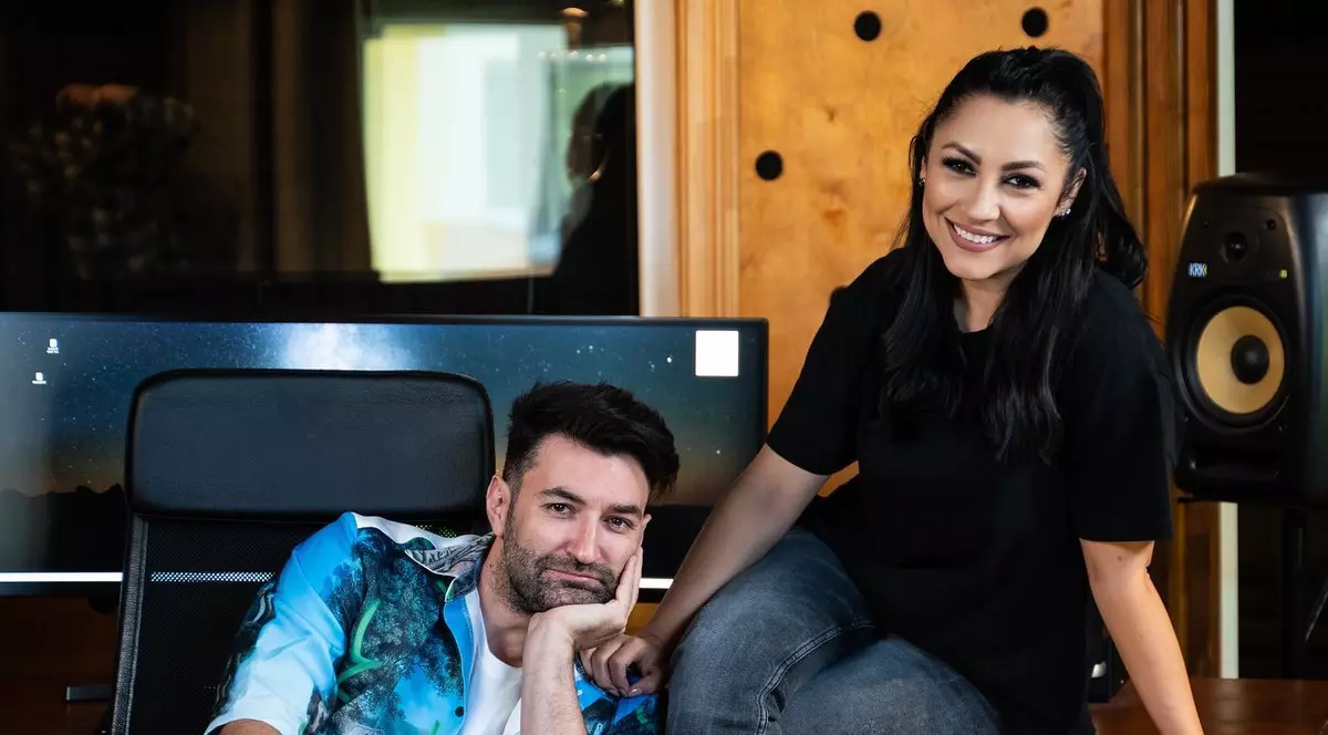 Cum sună piesa compusă de Smiley pentru Andra. „Nu este prima făcută de mine pentru ea, însă este prima pe care o cântăm împreună”