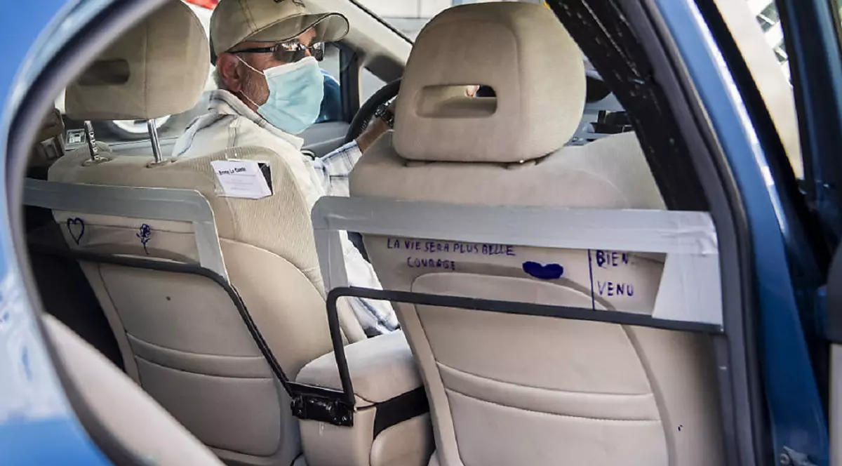 Șofer român de ride sharing, coșmarul clientelor, după ce le convingea să bea dintr-o sticlă în care le spunea că e apă. Poliția franceză l-a arestat