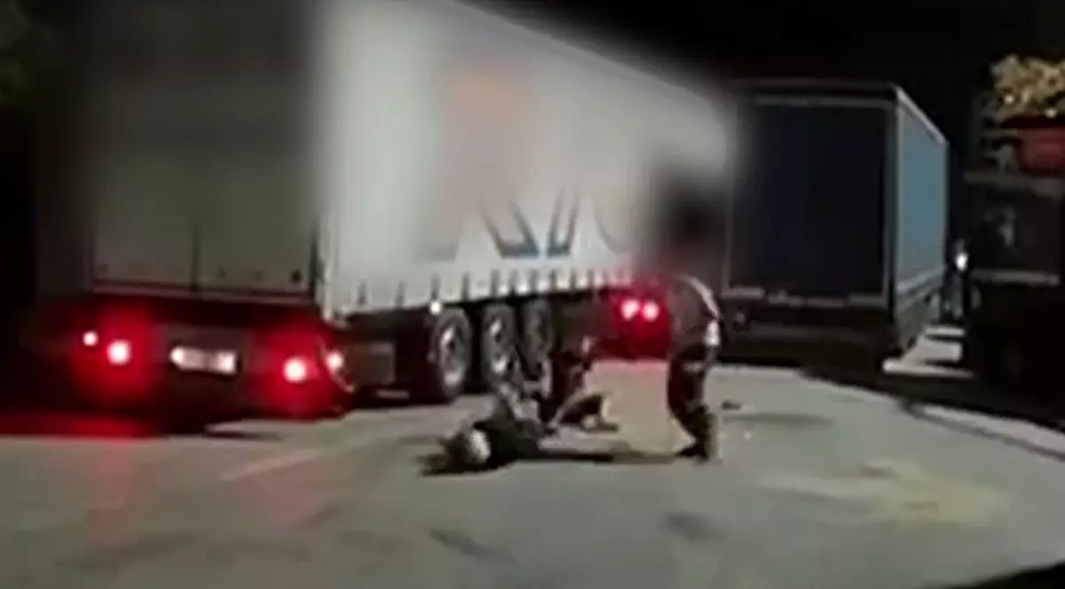 Șofer român de TIR rupt în bătaie de colegii români pe care i-a prins că i-au furat o tonă de motorină, într-o parcare din Slovenia