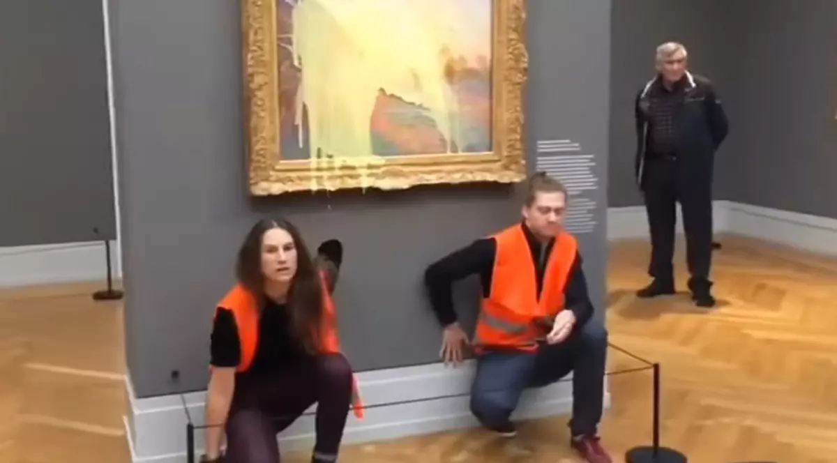 Activiştii de mediu au vandalizat un tablou al lui Monet în Germania. Au aruncat cu piure de cartofi pe pictură