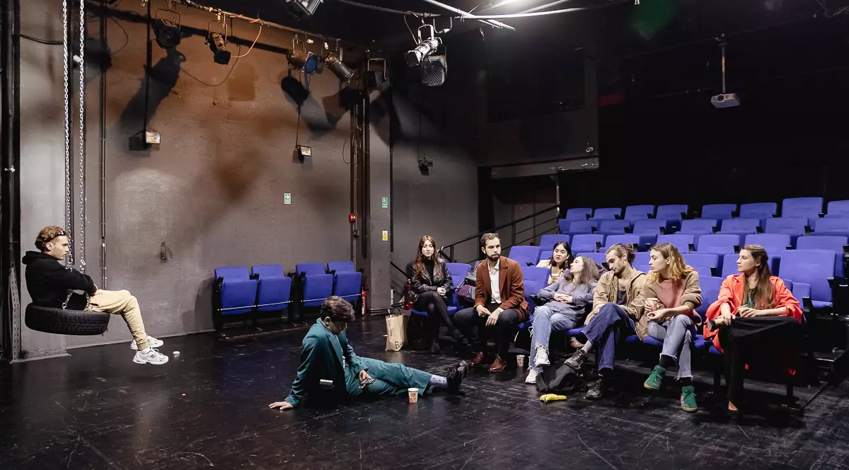 Opt tineri actori vorbesc cu teamă despre viitorul teatrului românesc: „Astă vară am lucrat în restaurant ca să-mi plătesc chiria, ca apoi să-mi fac marea artă”