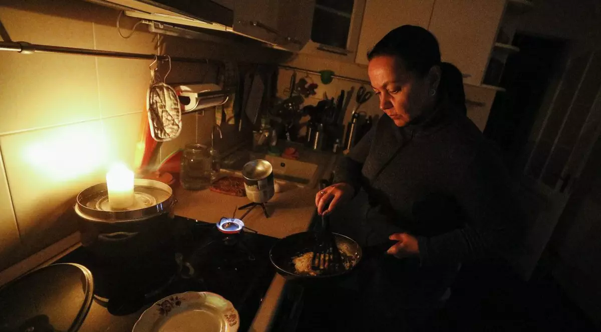 Imagini din Ucraina: cum trăiesc milioane de oameni fără curent. Rusia a atacat sâmbătă din nou cu rachete, țintit, centralele electrice