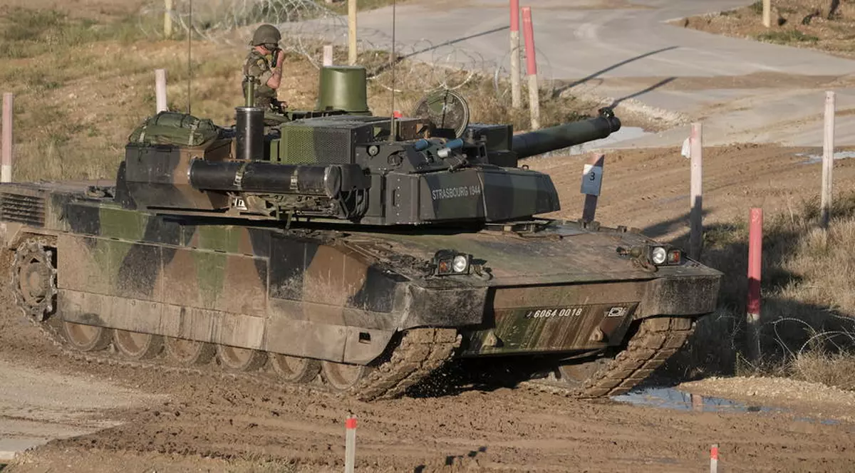 Primele două convoaie de vehicule blindate franceze au plecat spre România