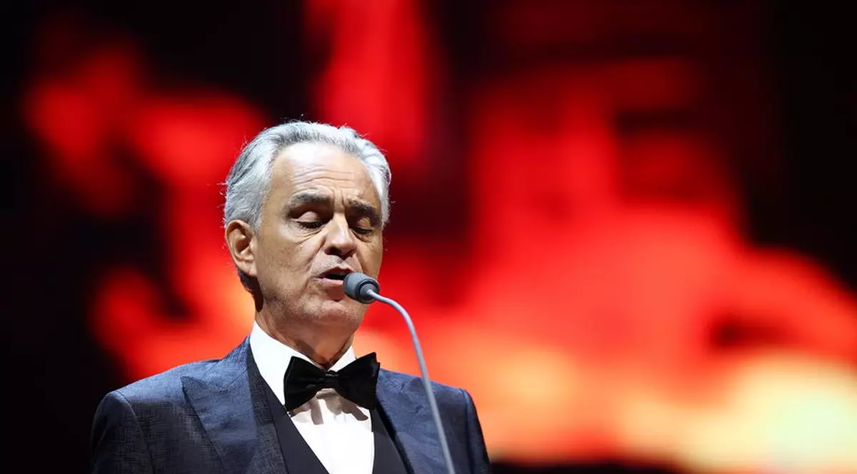 Tenorul Andrea Bocelli a dat în judecată o companie aeriană din cauză că a zburat cu avioane „prea zgomotoase”