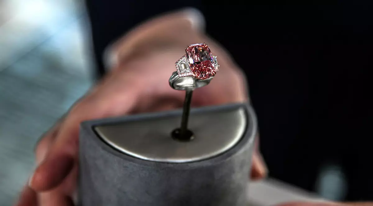Un diamant extrem de rar, „roz viu”, vândut cu 453 de milioane de dolari la licitație în Hong Kong