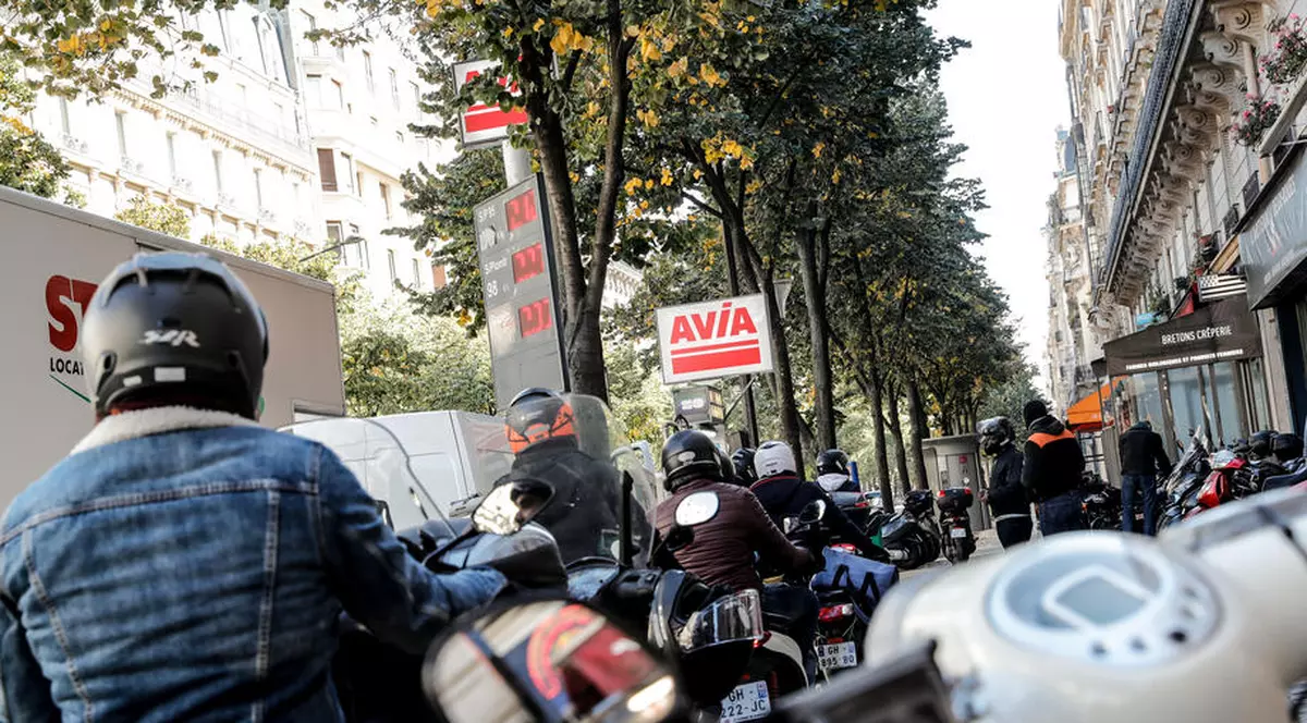 20% dintre benzinăriile din Franța se confruntă cu lipsa de combustibil. Grevele din rafinării continuă